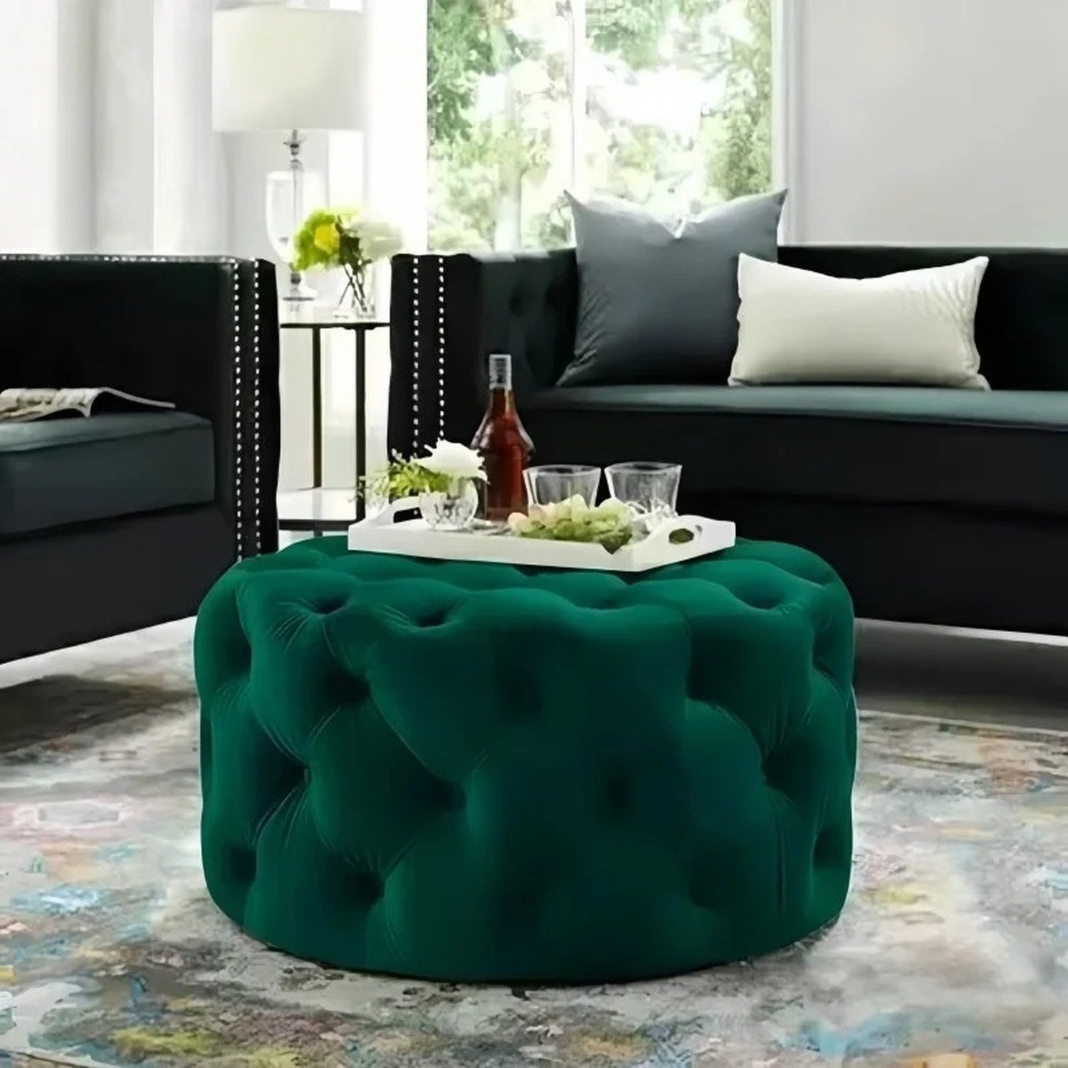 Tabouret pouf vert foncé en velours dans un salon cosy