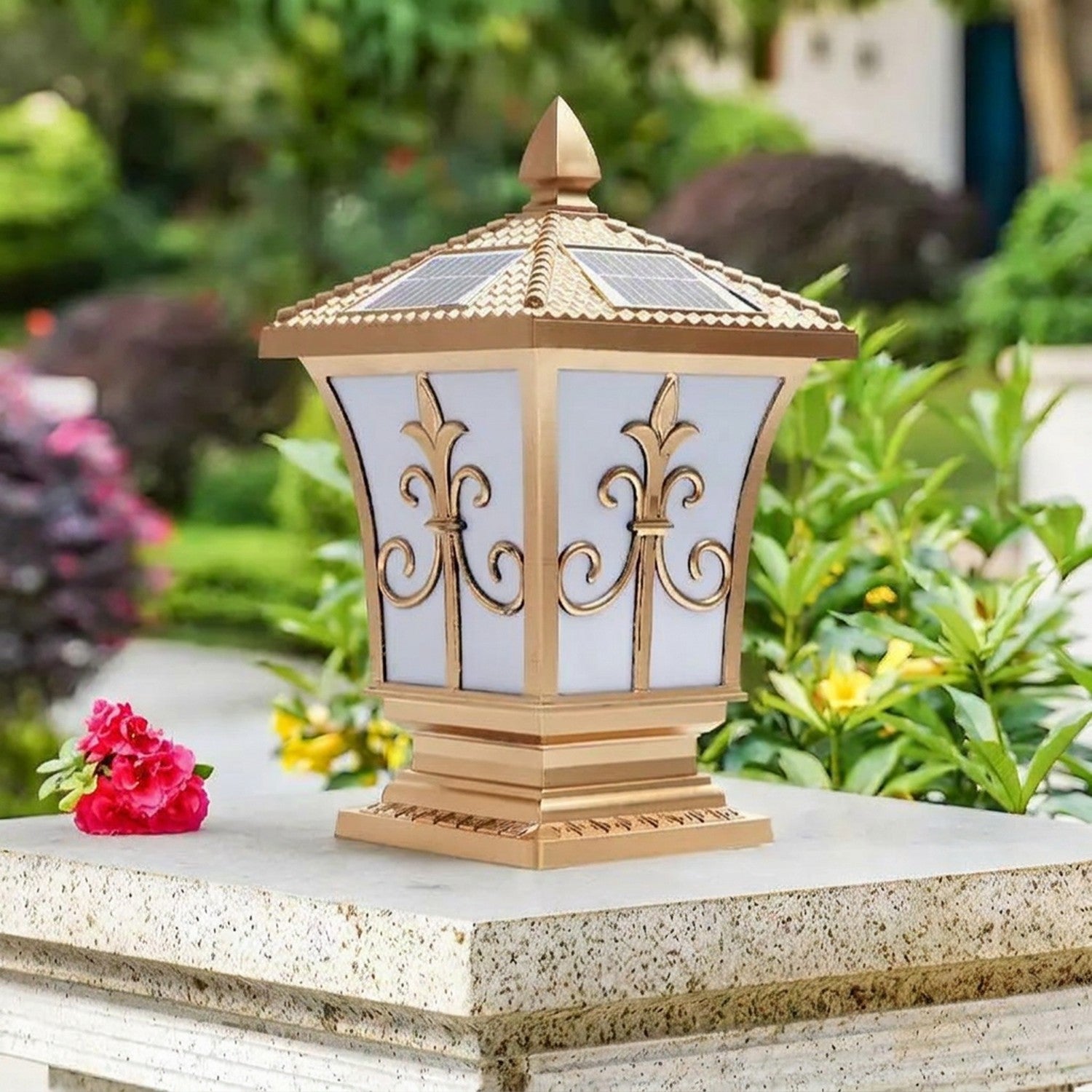 Lanterne solaire dorée jardin pilier