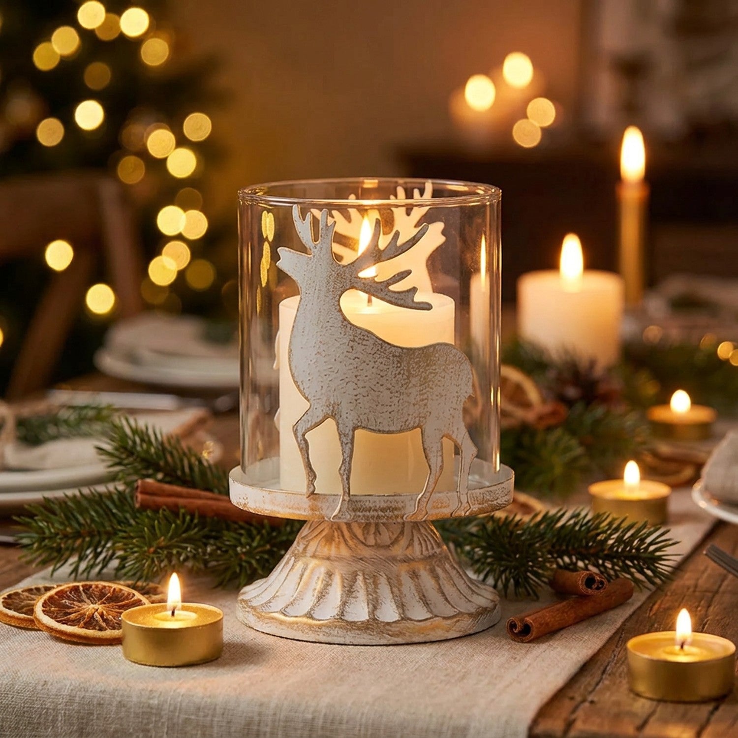 Bougeoir photophore Renne de Noël sur table de fêtes avec bougies et décorations festives