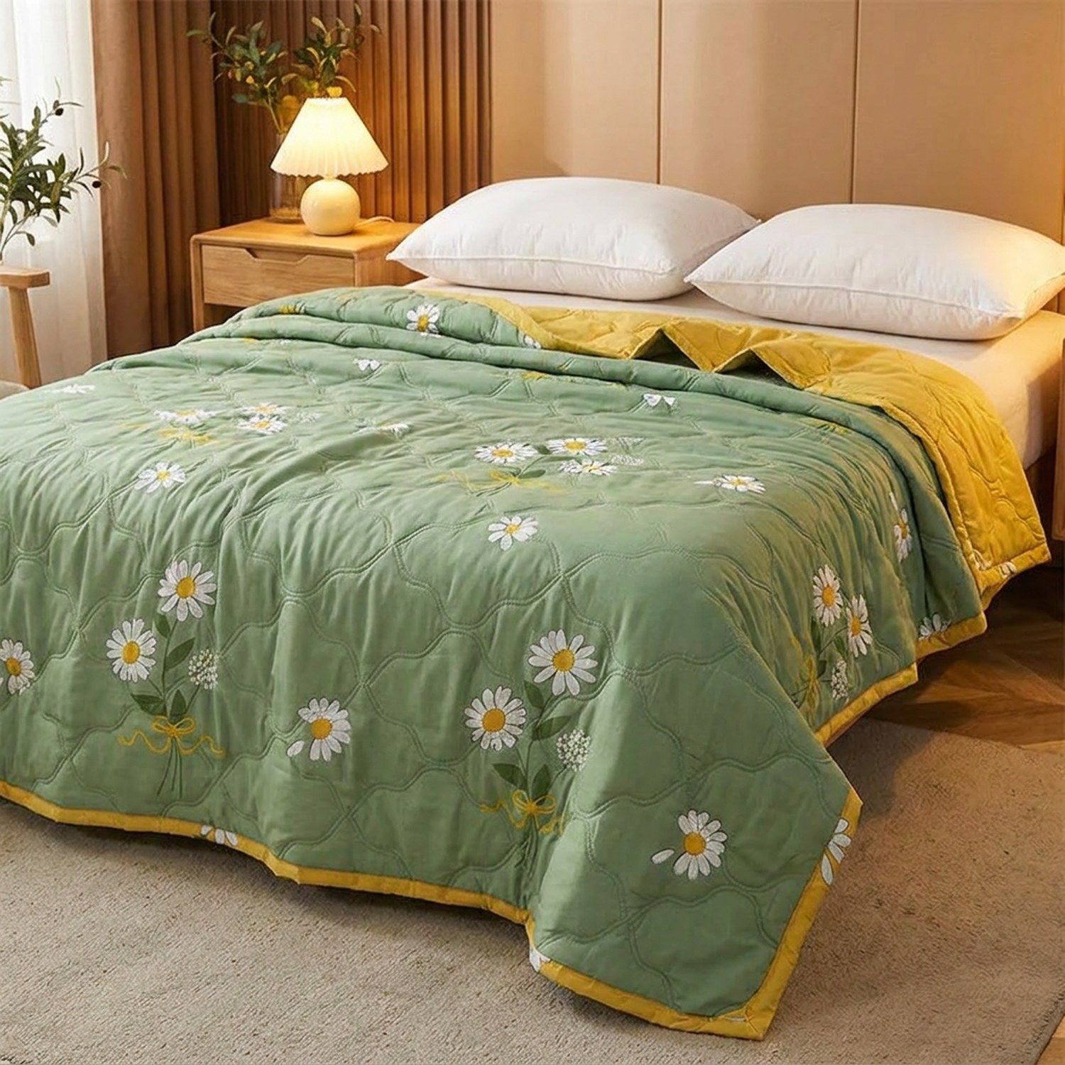 Couvre-lit vert à marguerites sur un lit avec lampe de chevet chaleureuse