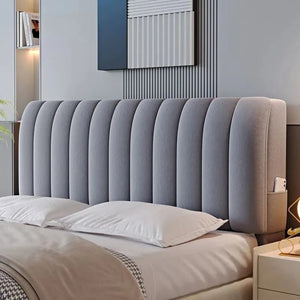Housse de tête de lit grise au tissu capitonné vue de face sur un lit