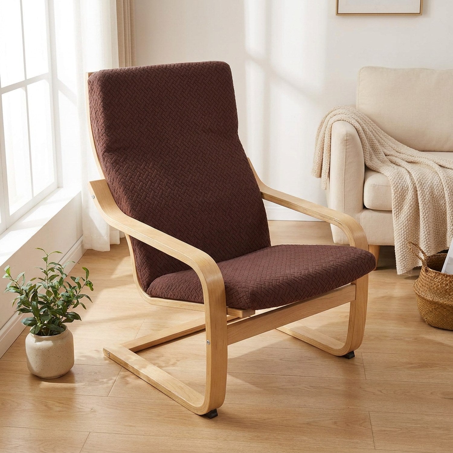 Housse de fauteuil marron à motif jacquard sur un fauteuil à accoudoirs en bois