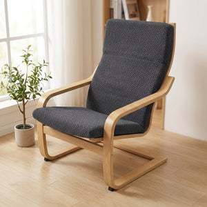 Housse de fauteuil gris foncé à motif jacquard sur un fauteuil à accoudoirs en bois