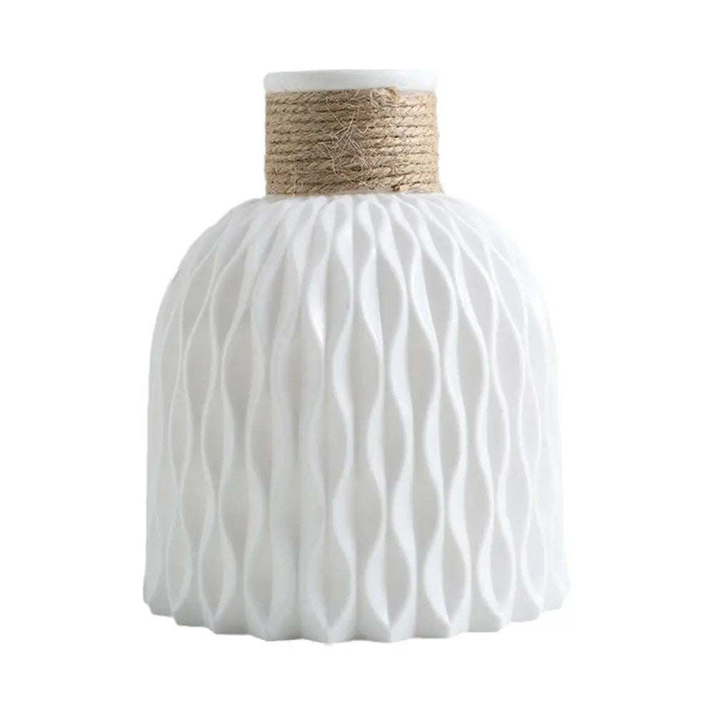 Vase blanc motif ondulé col chanvre fond blanc vue de face