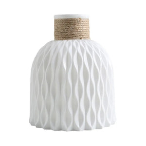 Vase blanc motif ondulé col chanvre fond blanc vue de face