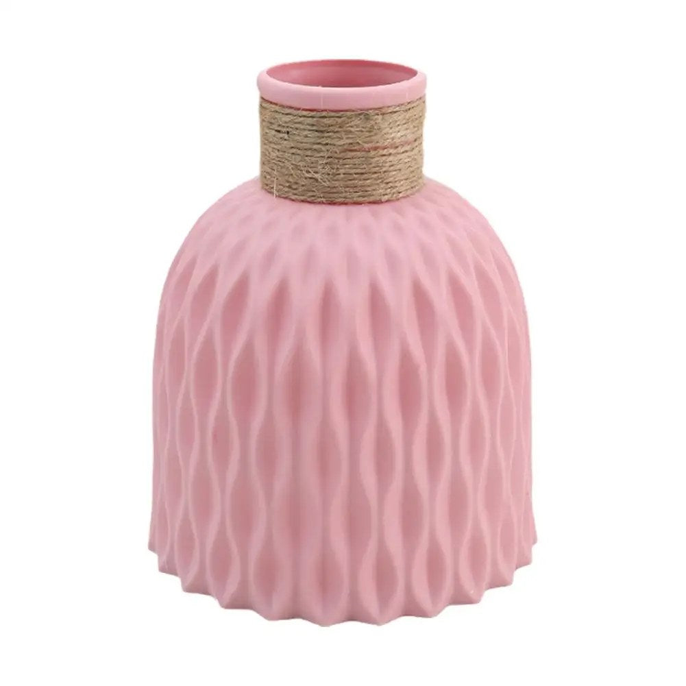 Vase rose pastel motif ondulé col chanvre fond blanc vue de face