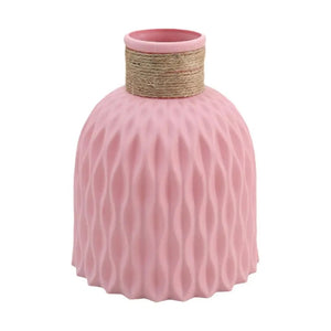 Vase rose pastel motif ondulé col chanvre fond blanc vue de face