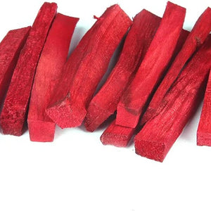 Bâtons d'encens Sang du Dragon posés à plat sur fond blanc