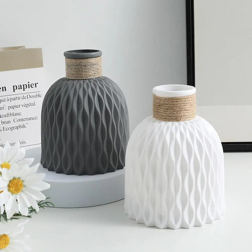 Vase gris et blanc côte à côte avec marguerites style boho scandinave