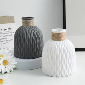 Vase gris et blanc côte à côte avec marguerites style boho scandinave