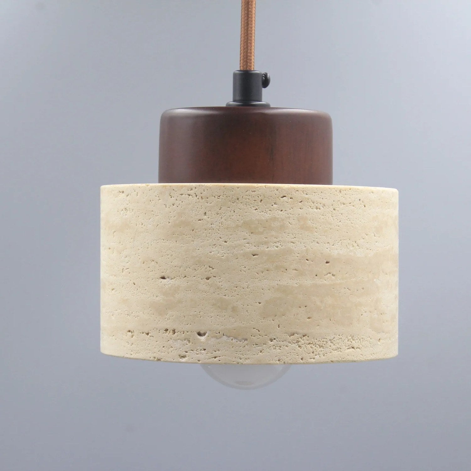 Suspension travertin finition noyer fond gris
