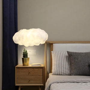 Suspension nuage LED allumée dans une chambre adulte cosy
