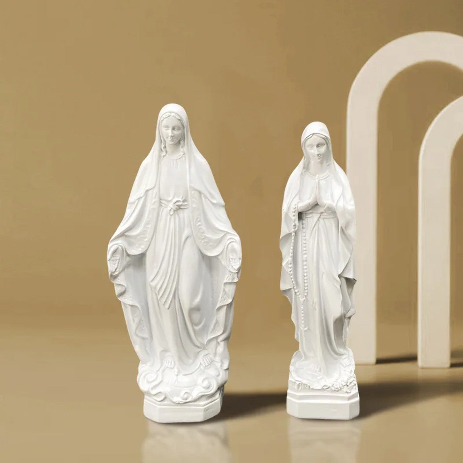 Figurines Vierge Marie résine blanche sur fond beige