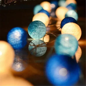 Gros plan guirlande boules coton bleues illuminées