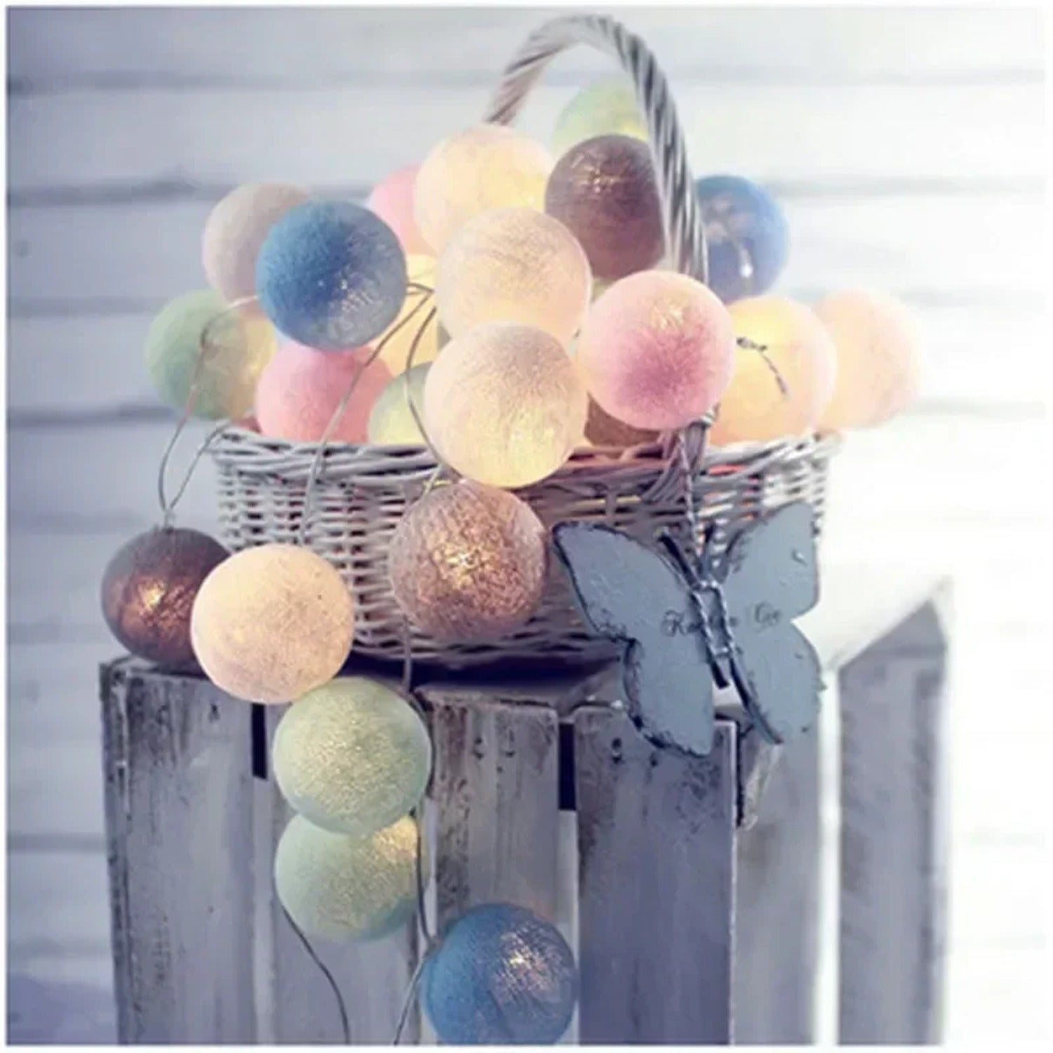 Guirlande boules de coton pastel dans panier rustique