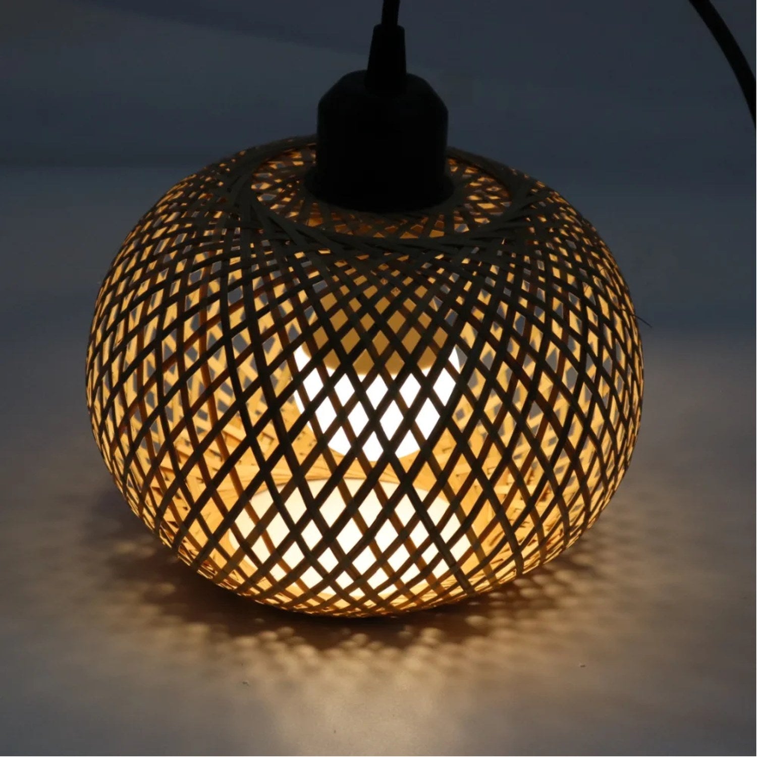 Suspension bambou bohème jeu de lumières géométriques