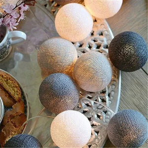 Guirlande boules de coton gris sur plateau décoratif