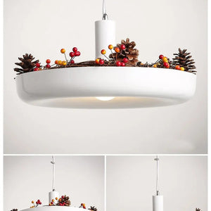 Suspension blanche vue de 3 angles avec décoration pommes de pin naturelles et baies