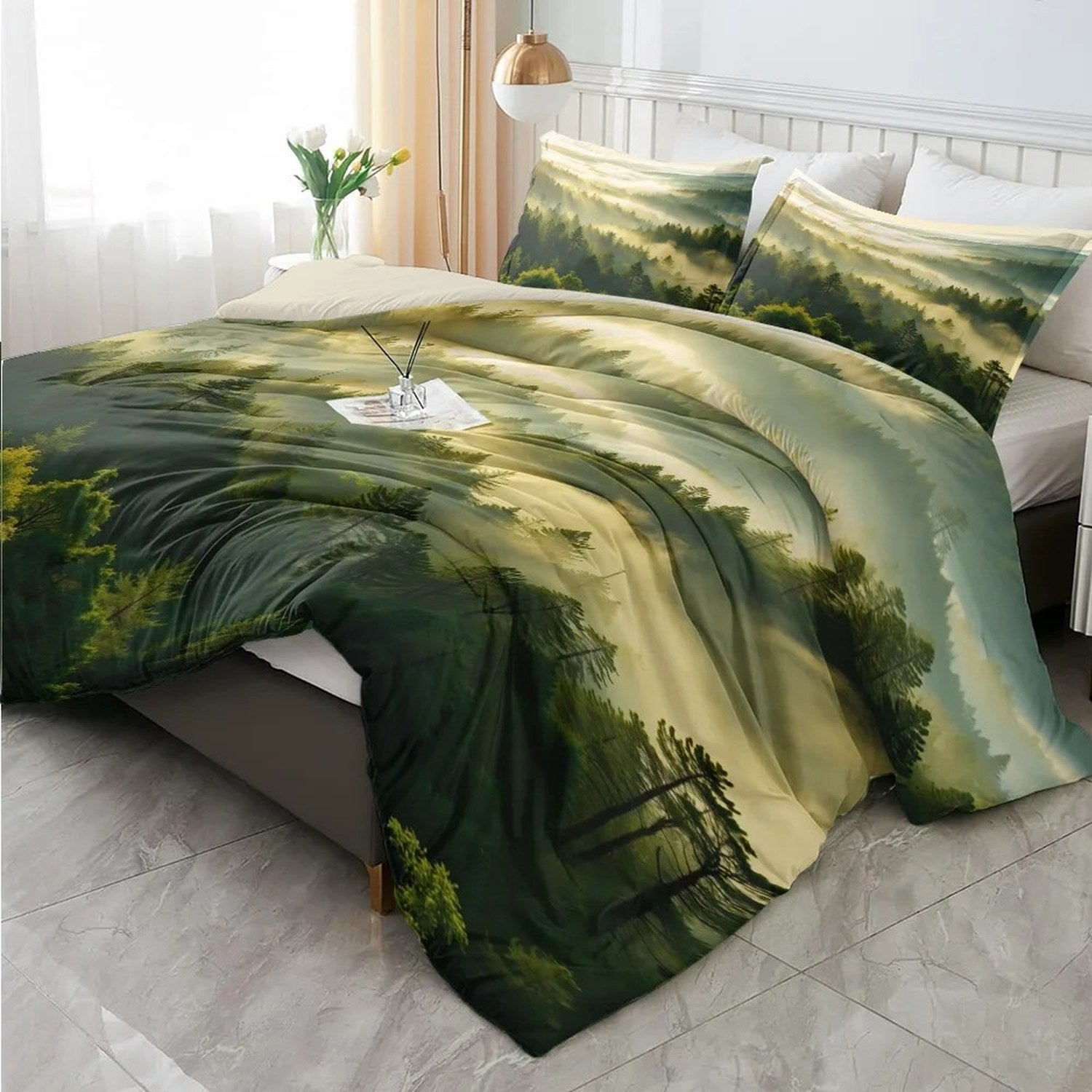 Parure de lit forêt brumeuse sur un lit avec sol en marbre et bouquet de fleurs