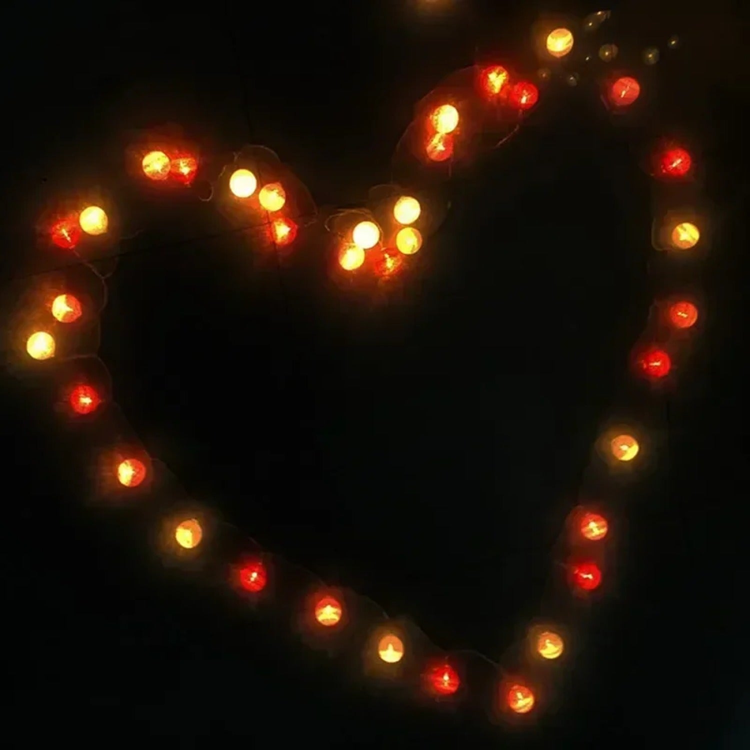 Guirlande LED boules de coton formant un coeur lumineux