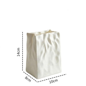 Dimensions du vase résine froissée : 14 cm hauteur, 10 cm largeur, 8 cm profondeur
