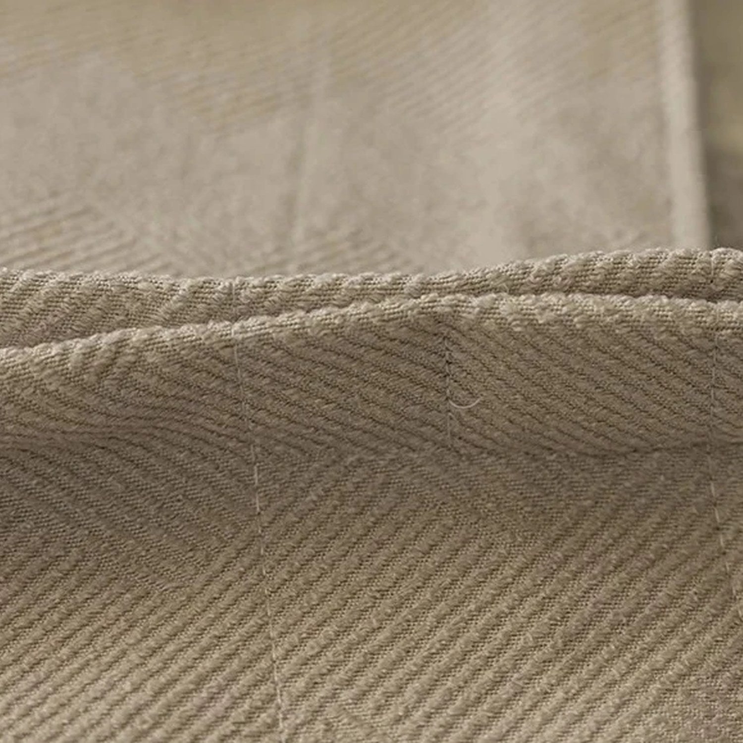 Gros plan sur le tissage chevron du rideau occultant coloris beige