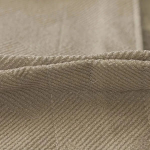 Gros plan sur le tissage chevron du rideau occultant coloris beige