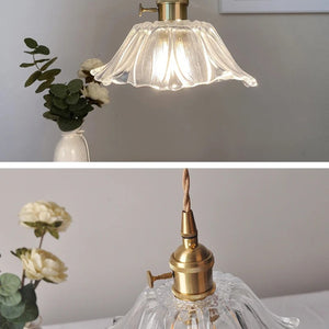 Suspension petite fleur en situation dans un intérieur décoratif