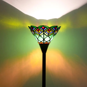 Vue de dessous de l'abat-jour Tiffany illuminé, lumière colorée verte et orange projetée