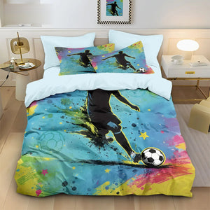Housse de couette football silhouette de joueur colorée sur un lit avec cadre assorti au mur