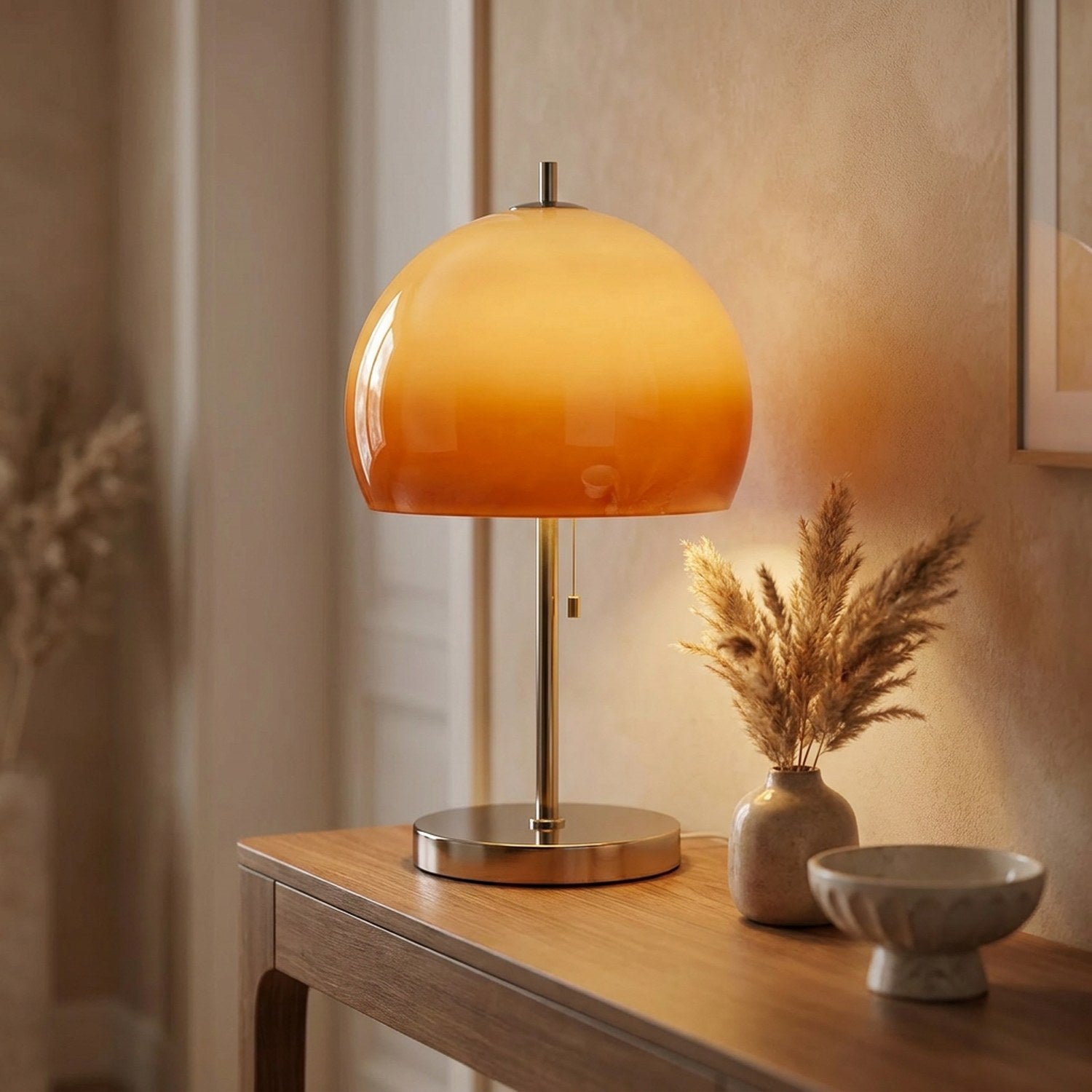 Lampe à poser champignon orange allumée sur une console d'entrée décorée