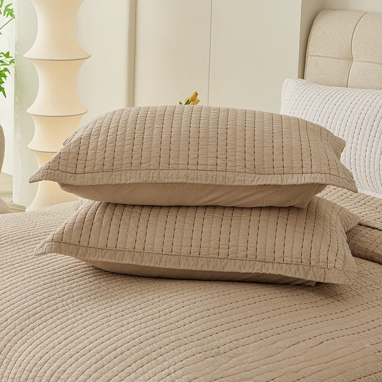 Deux taies d'oreiller matelassées assorties en coton beige