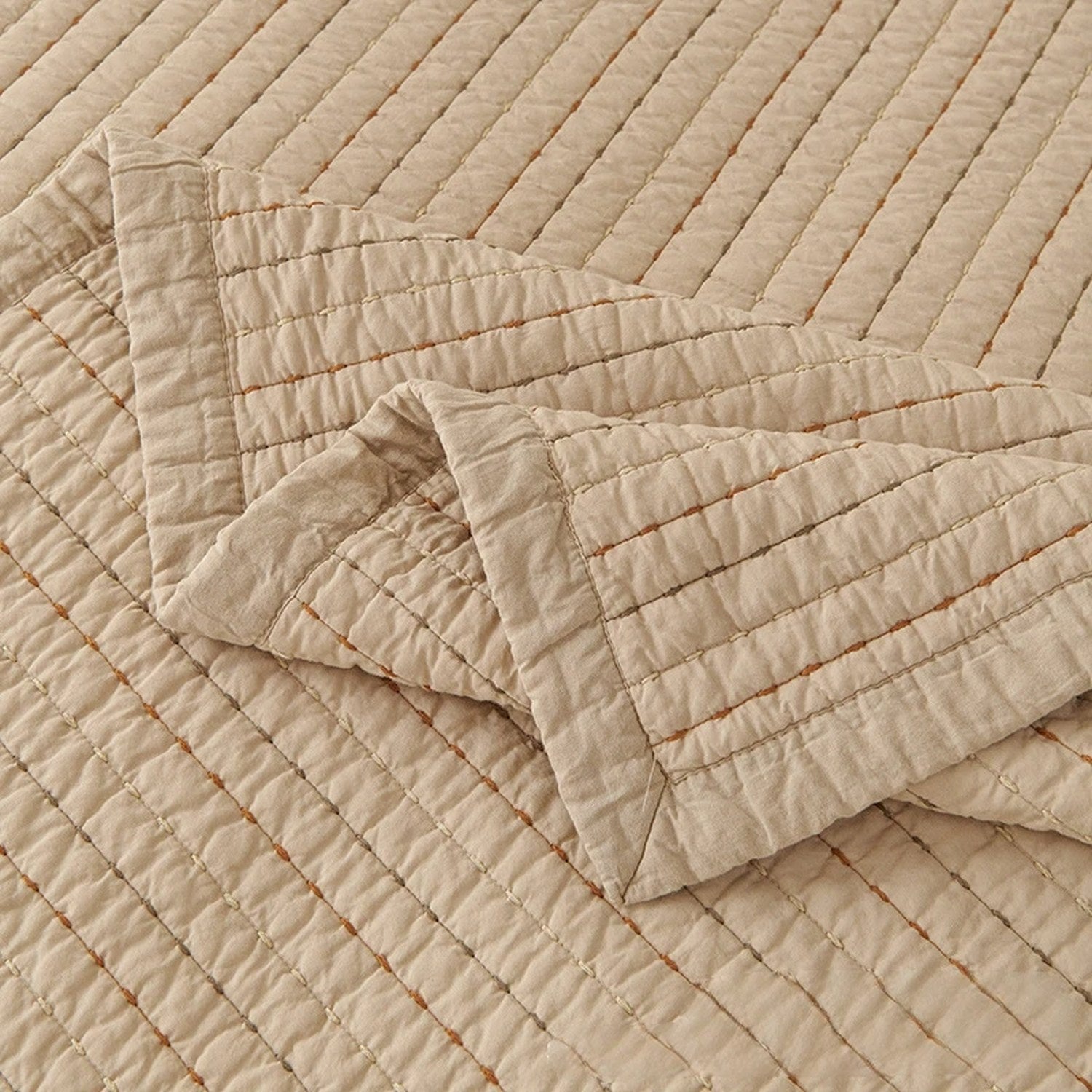 Détail des piqûres matelassées grain de riz du couvre-lit en coton