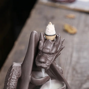 Détail tête du dragon avec cône d'encens brûlant