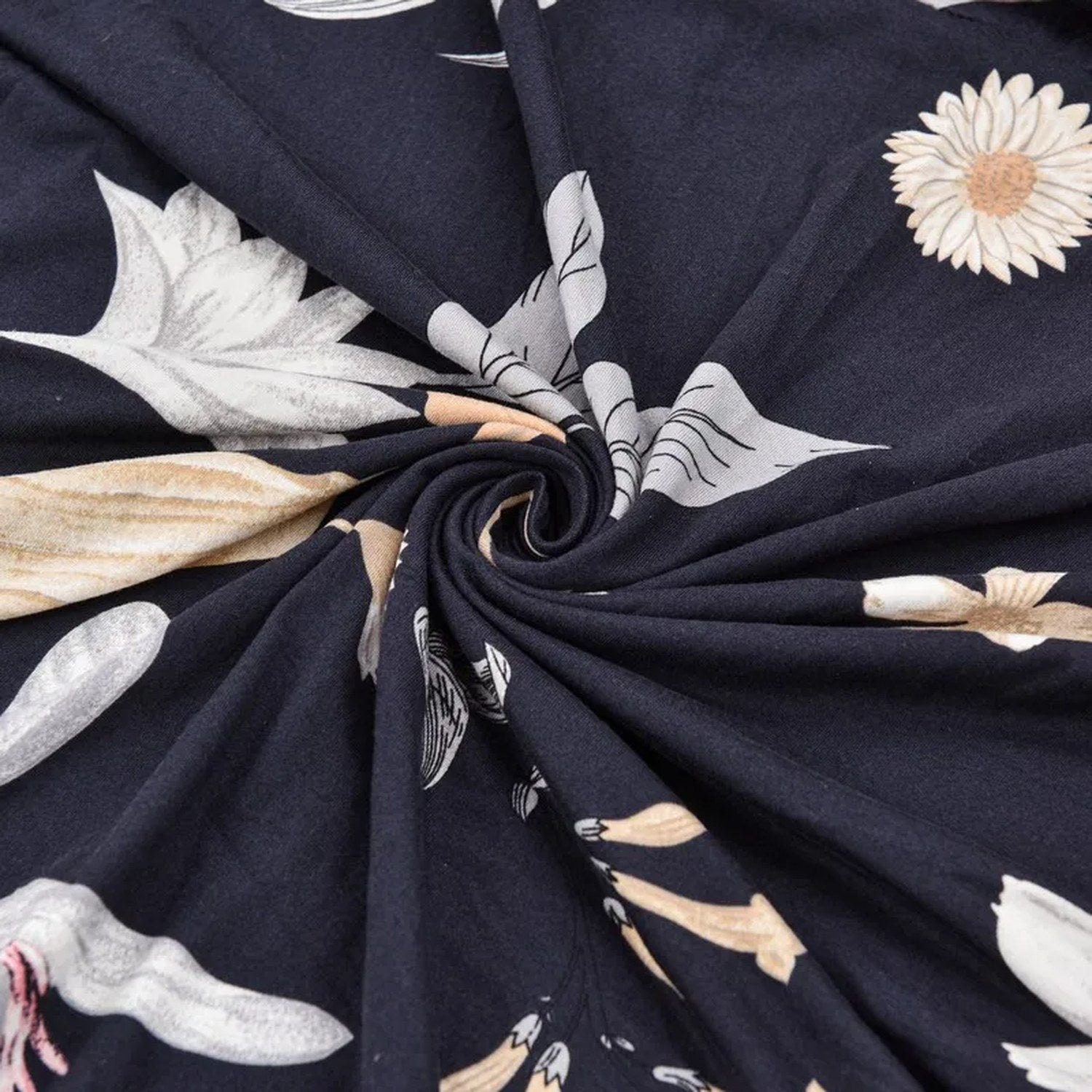 Gros plan sur le tissu extensible imprimé floral bleu marine de la housse de fauteuil