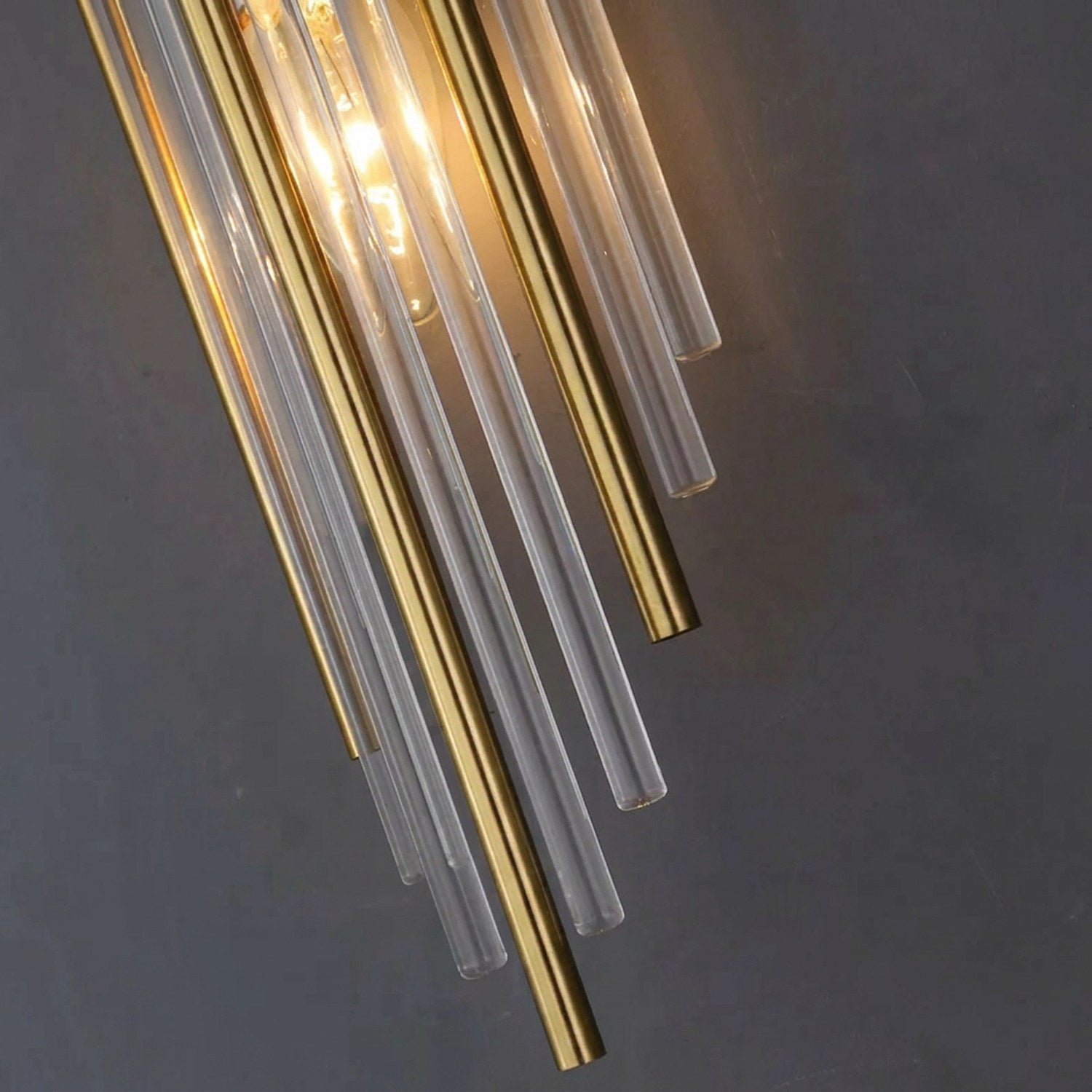 Détail des tubes en verre façon cristal de l'applique murale