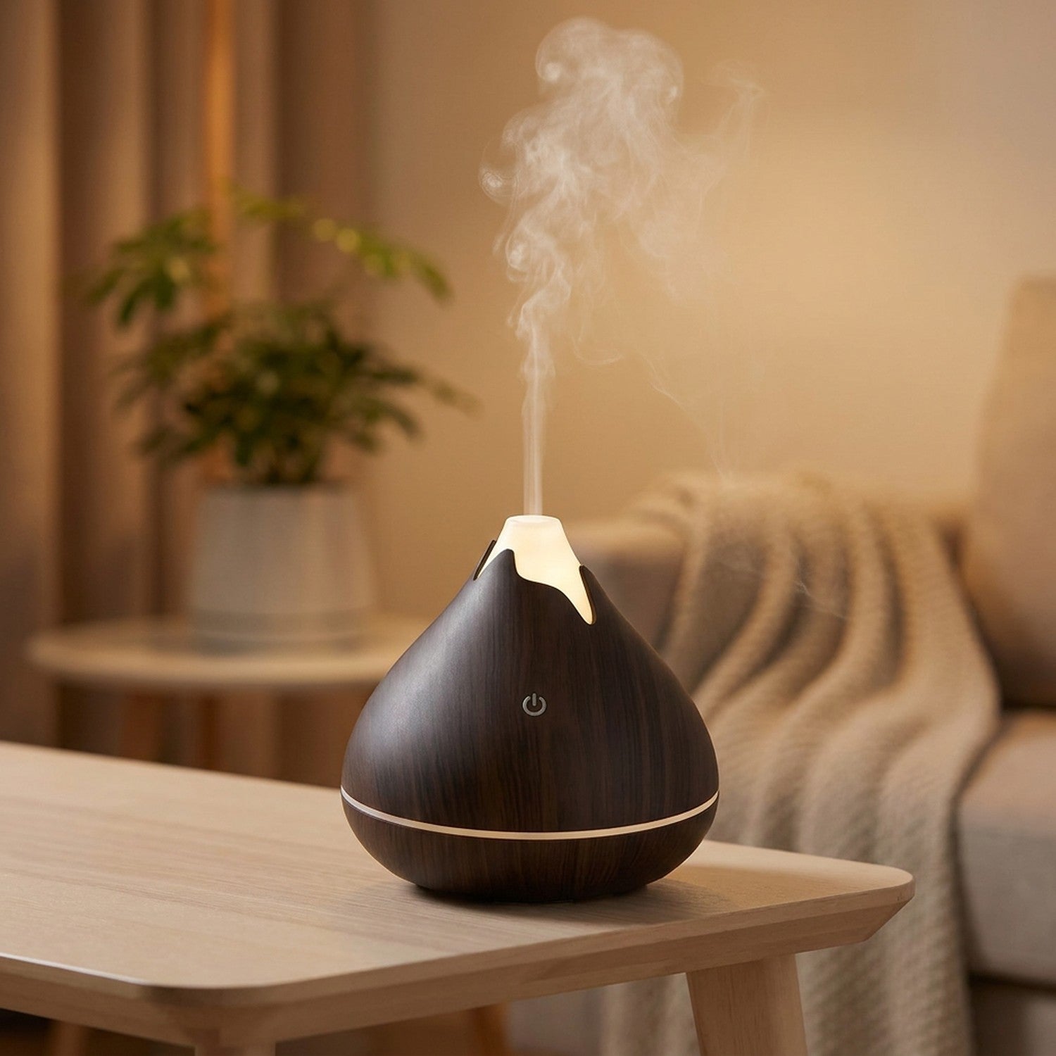 Diffuseur d'huiles essentielles ultrasonique en grain de bois foncé diffusant une brume dans un salon