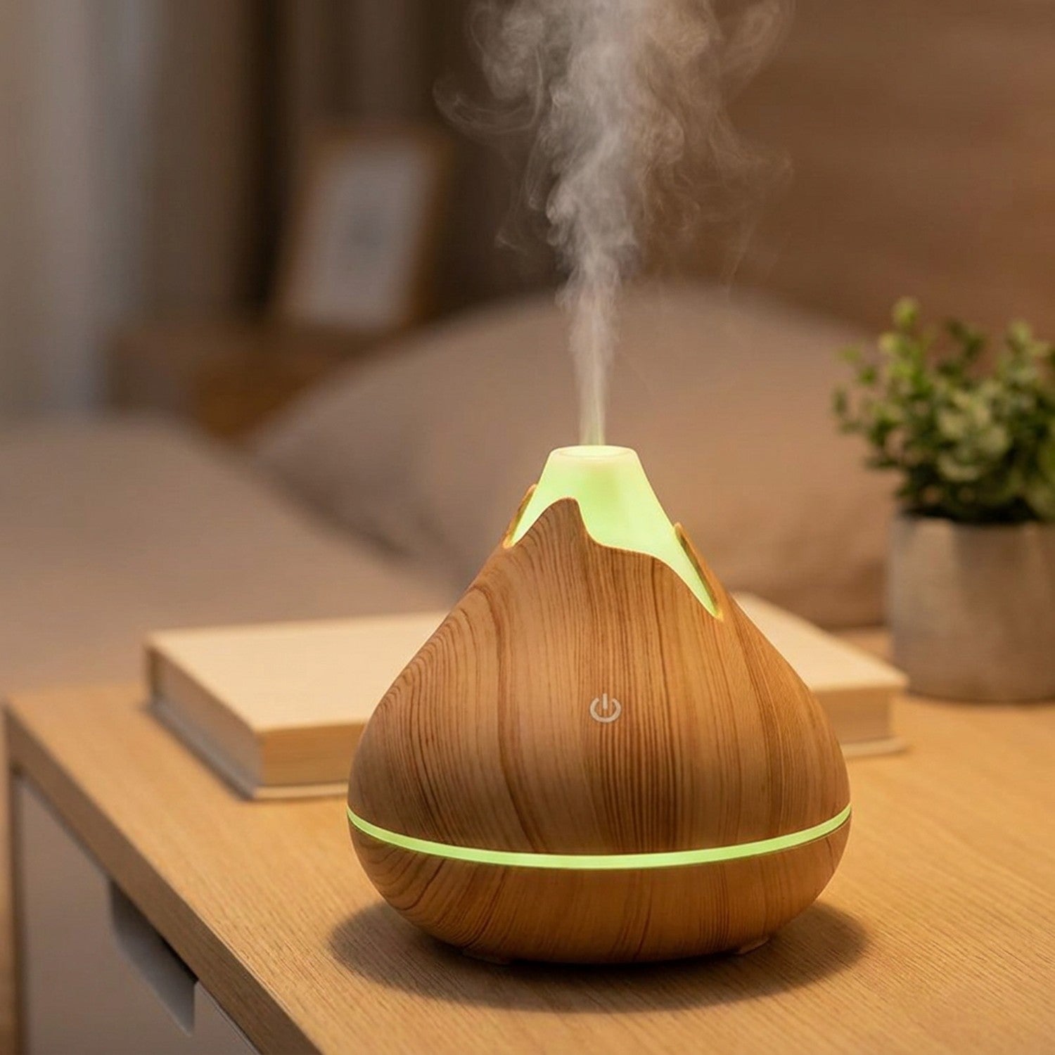 Diffuseur d'huiles essentielles ultrasonique en grain de bois clair diffusant une fine brume dans une chambre