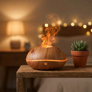 Diffuseur d'arôme ultrasonique effet flamme bois posé sur une étagère en bois avec plante verte