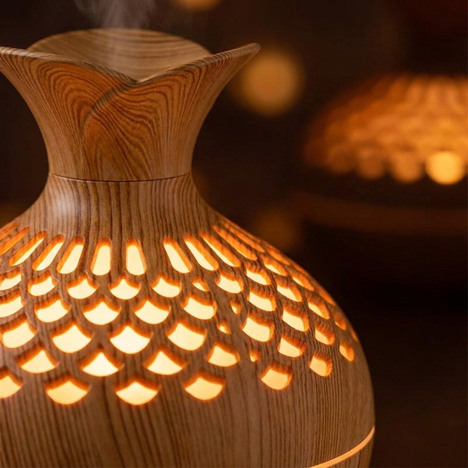 Détail découpes ajourées diffuseur vase bois - lumière LED à travers motif écailles