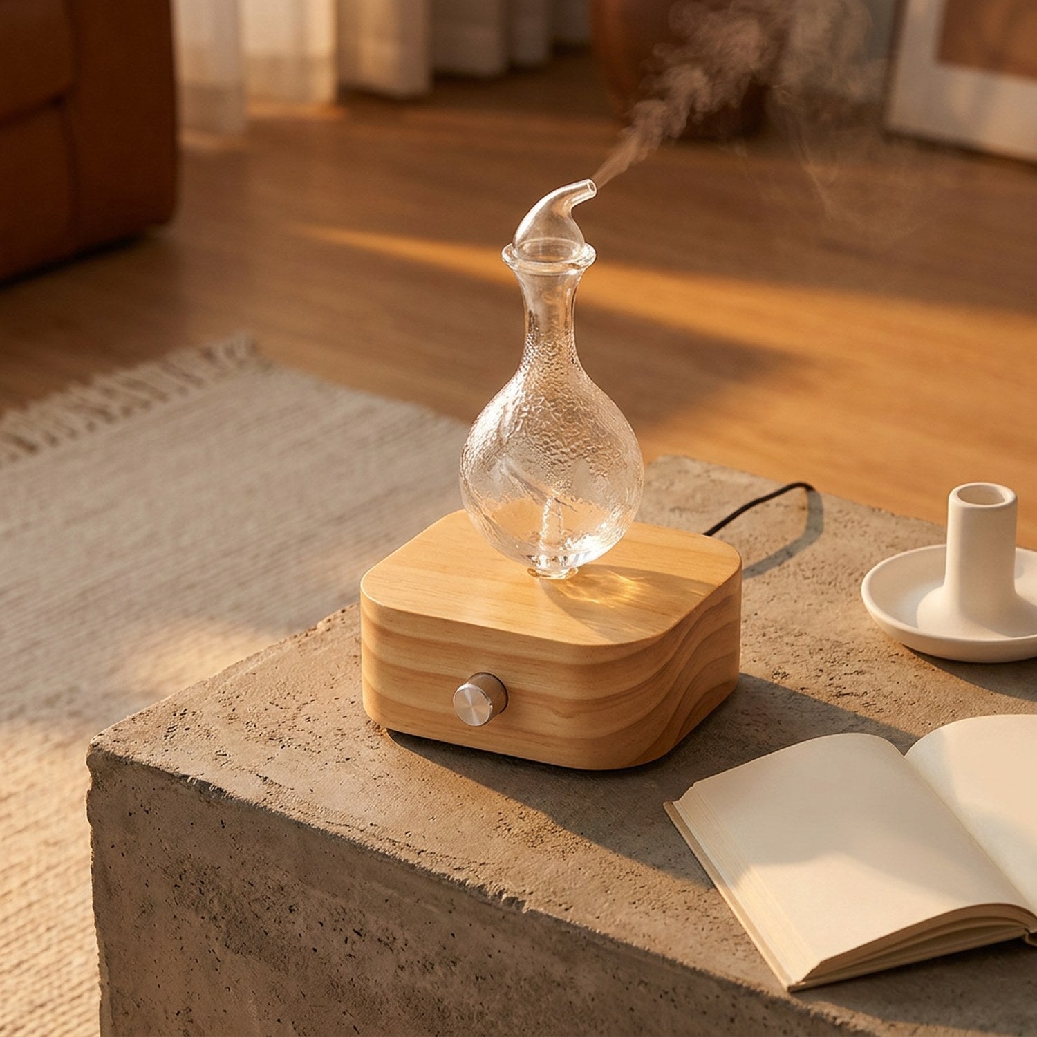 Diffuseur d'aromathérapie nébuliseur bois verre sur table béton lumière dorée