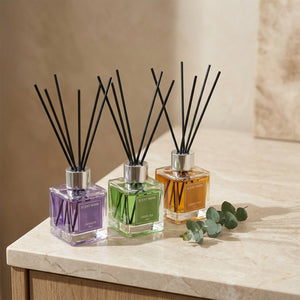 Diffuseurs de parfum à bâtonnets collection trois parfums sur marbre