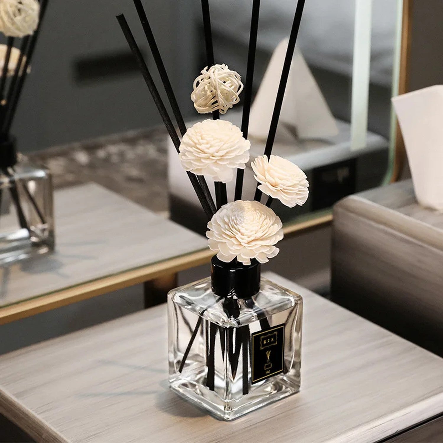Diffuseur de parfum à bâtonnets 50ml avec bâtons roseau noirs et décoration florale