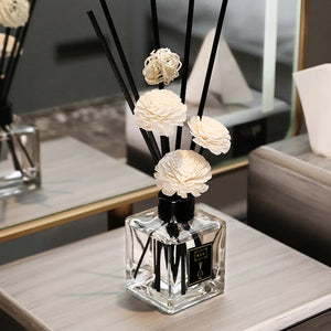 Diffuseur de parfum à bâtonnets 50ml avec bâtons roseau noirs et décoration florale