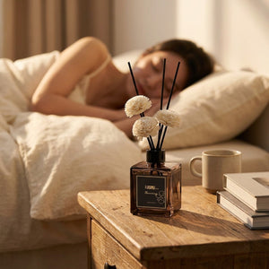 Diffuseur de roseaux sur table de chevet bois chambre ambiance chaleureuse