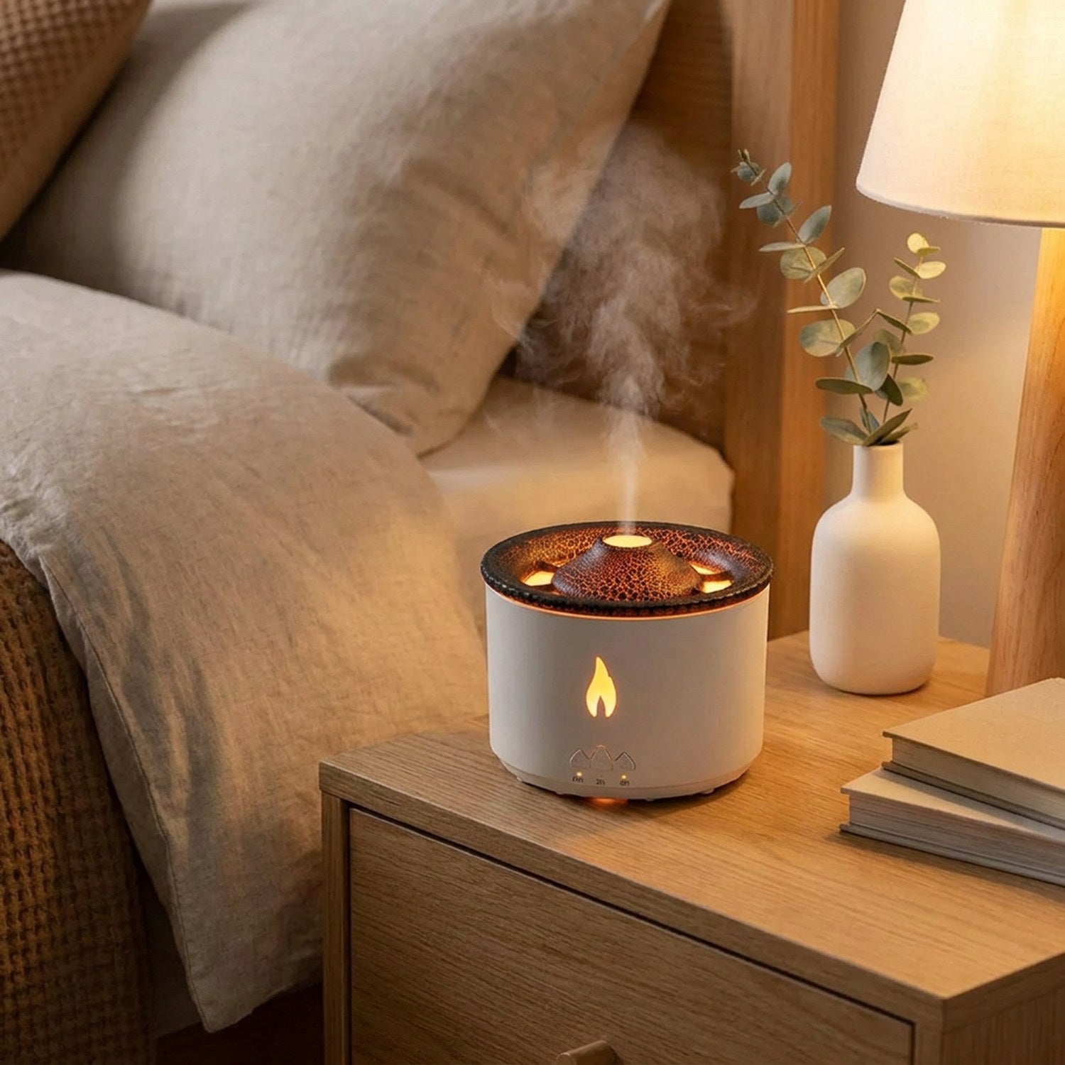Diffuseur ultrasonique volcan sur table de chevet dans une chambre à coucher cosy