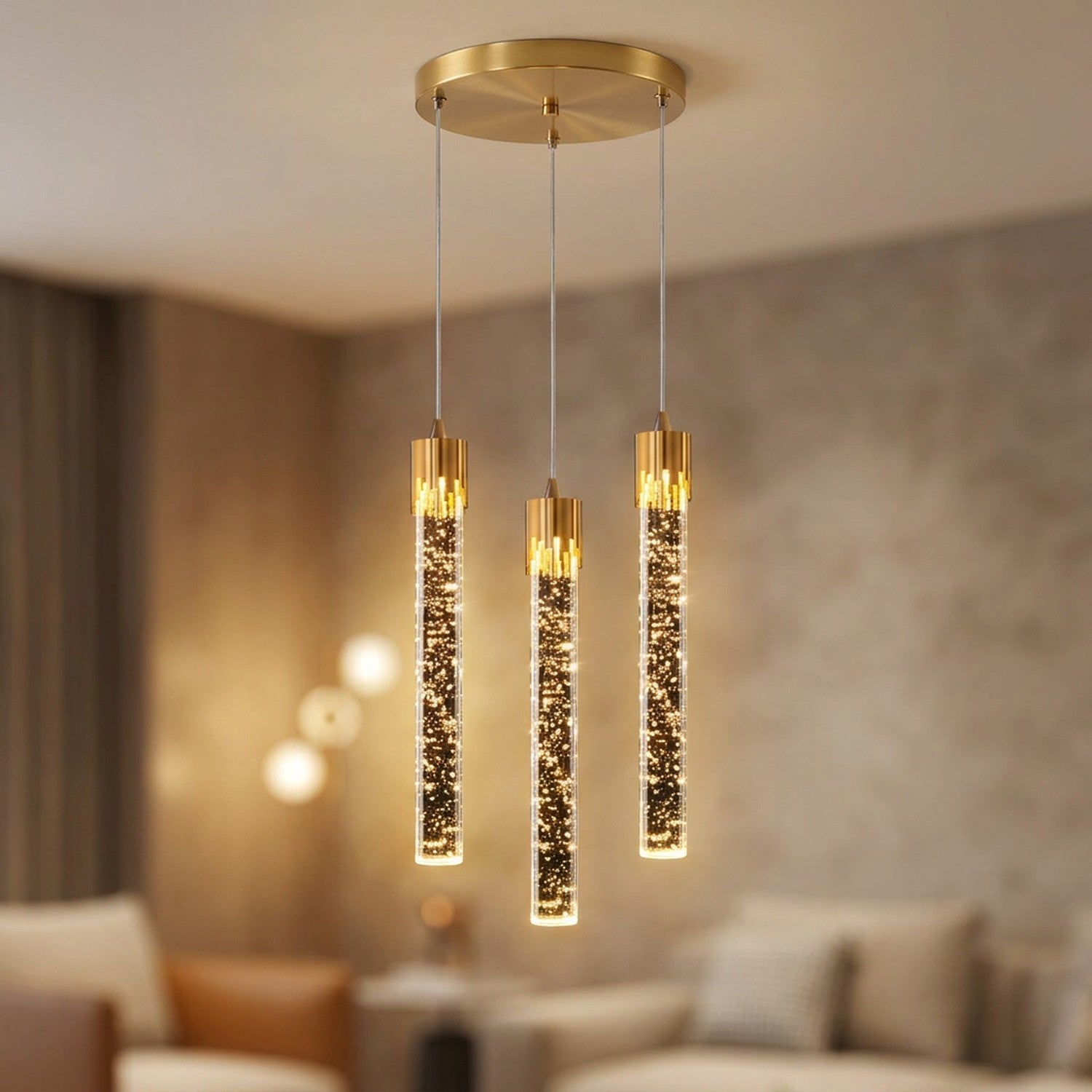 Lustre en cristal doré à trois barreaux allumé dans un salon