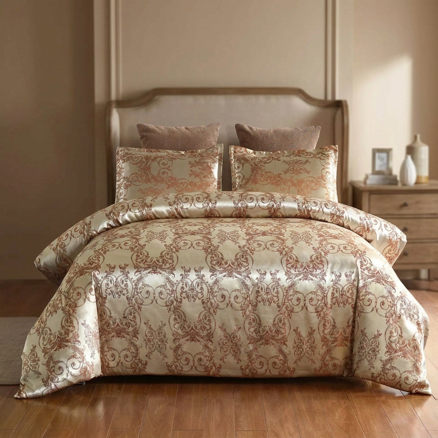 Parure de lit en satin jacquard doré au motif baroque installée sur un lit dans une chambre chaleureuse