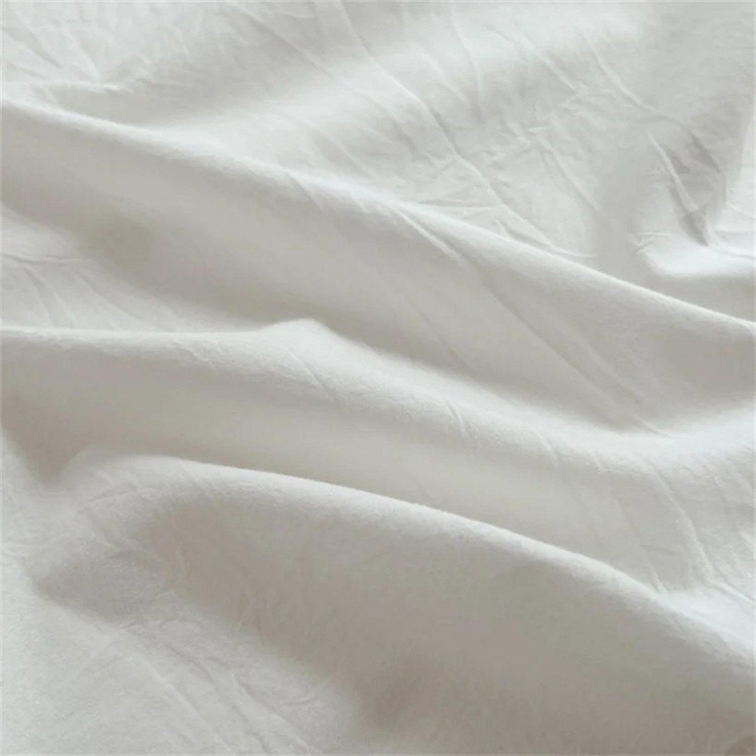 Gros plan sur le tissu en coton doux du drap plat froissé naturellement