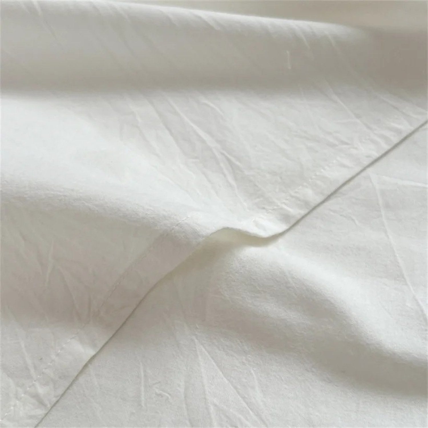 Détail de la couture et du tissage fin du drap plat en coton